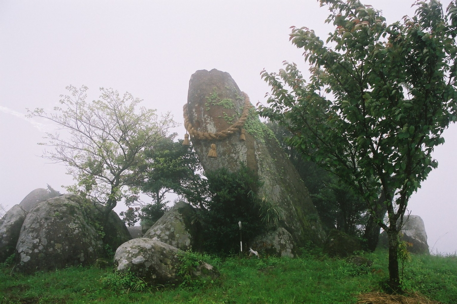 ���Q�R�R�����΁u�_�̐΁v